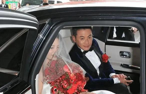 2017年2月，47岁江宏恩迎娶小6岁女友，婚礼现场婚纱意外着火。凭借《再见阿