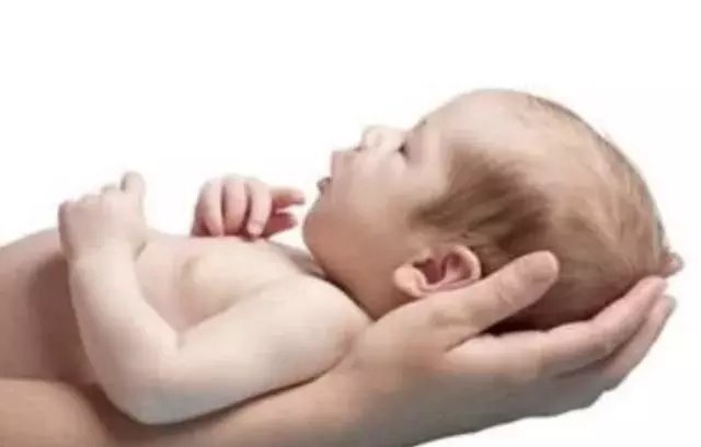 哺乳期宝宝有这些表现, 说明宝宝已经吃饱了, 再喂可能会撑到他