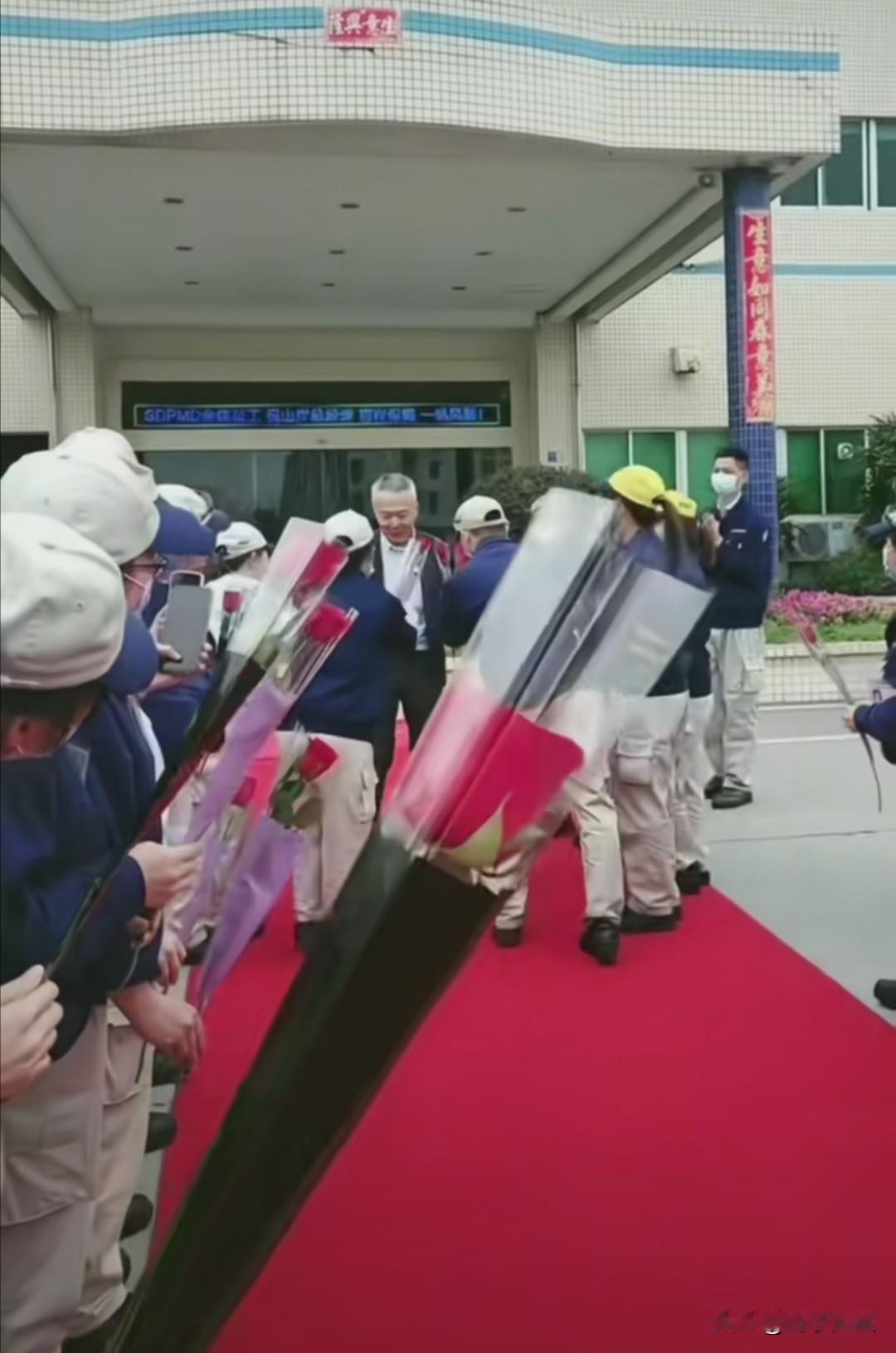 近日，一段宣称是佳能员工含泪欢送佳能总裁小泽秀树的视频在网络上疯传。从视频里看