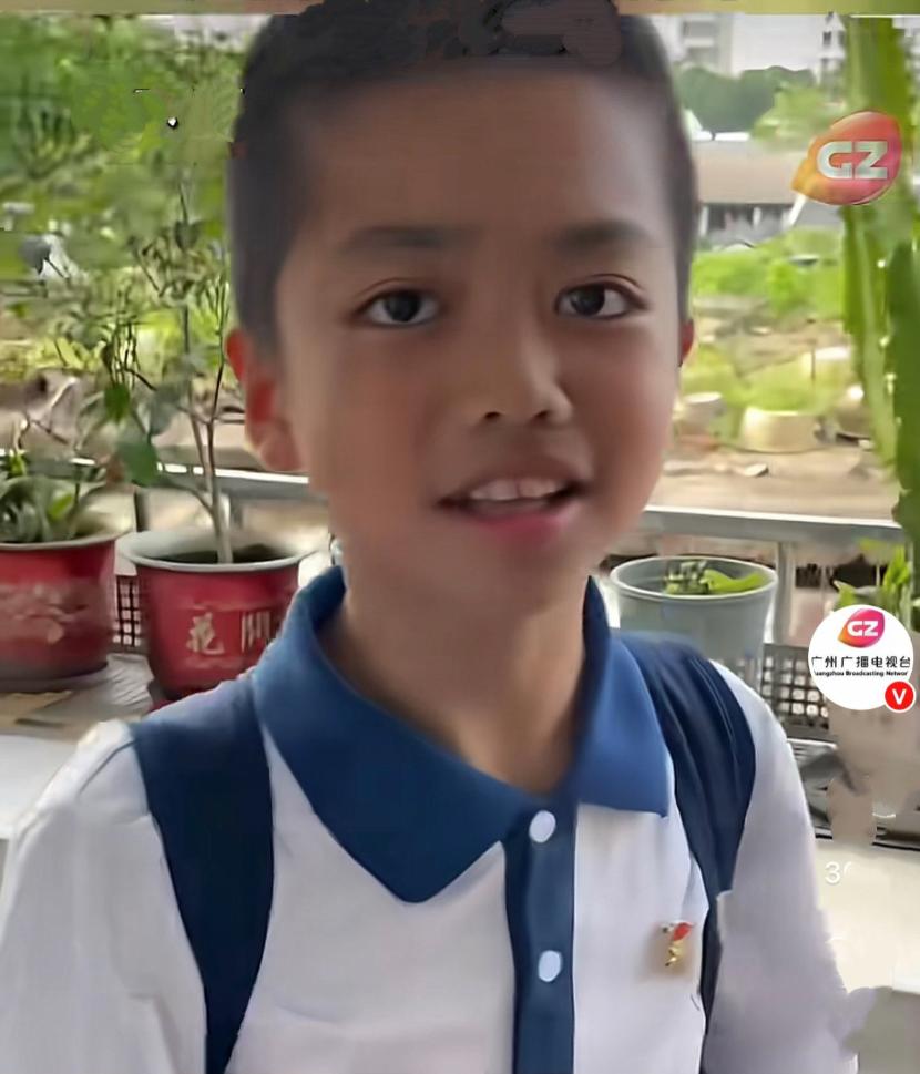 吵翻天！广东，一位小学生放学回家，推开门就冒出一句普通话，我回来了好热，我要先喝