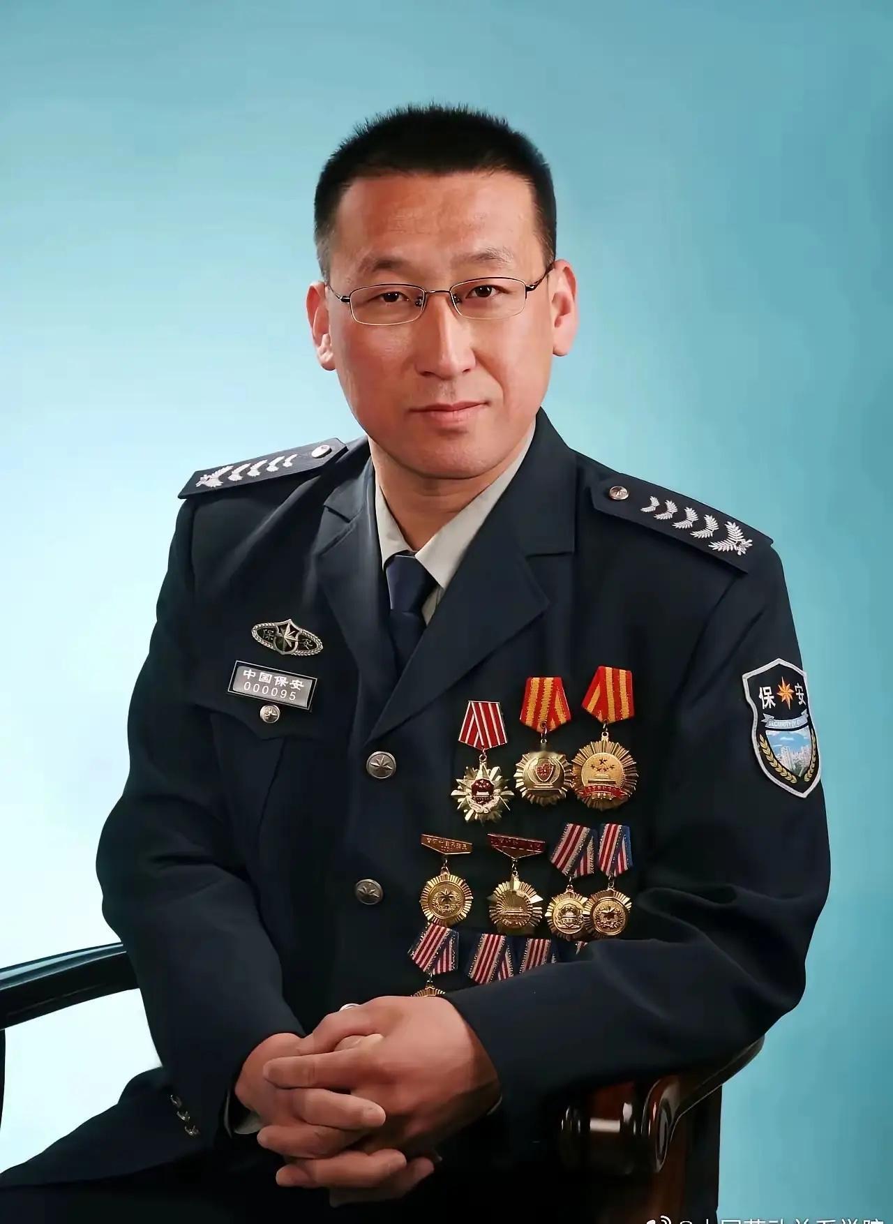 一开始我还以为是网友恶搞PS呢，没想到是一张真实的照片，第一眼看过去，我还以为是