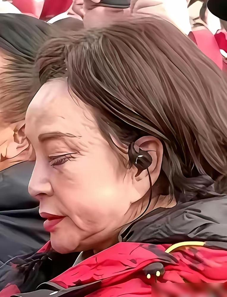 刘晓庆75岁的无美颜生图，最近刷爆全网！眼角皱纹堆得明显，颈纹深得扎眼，素颜