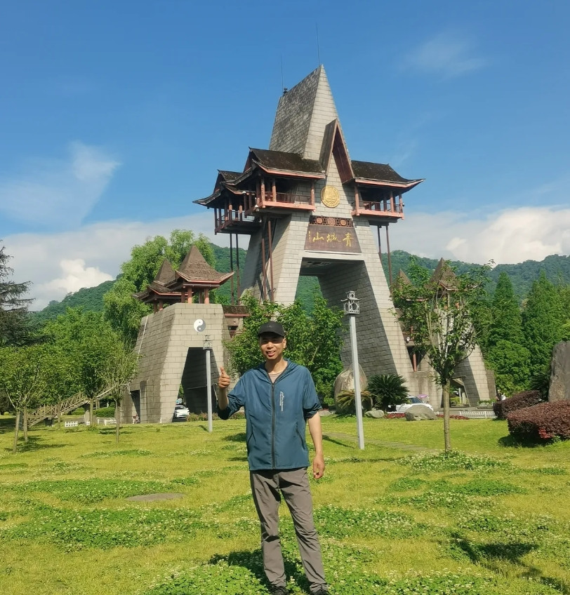 青城山旅游，观光车完全可以不用坐，基本都是平路，走路25分钟还很舒服，没必要去坐