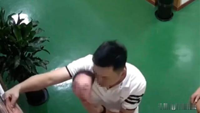 浙江温州，在某社区服务中心，有几位上班的员工打卡时手里拿着“人脸面具”，直接帮他