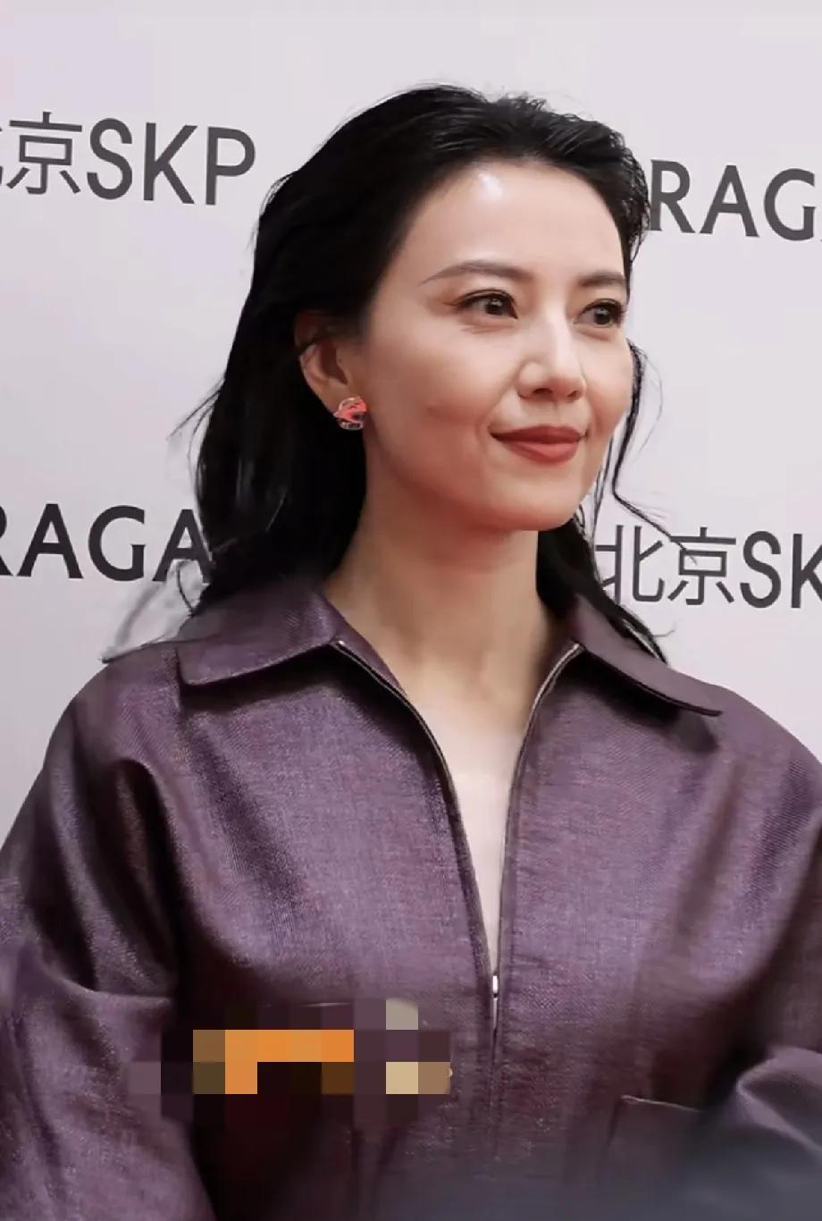 高圆圆不愧是气质型大美女，就是眼纹法令纹严重，也丝毫不影响美貌，反而更加沉稳大气