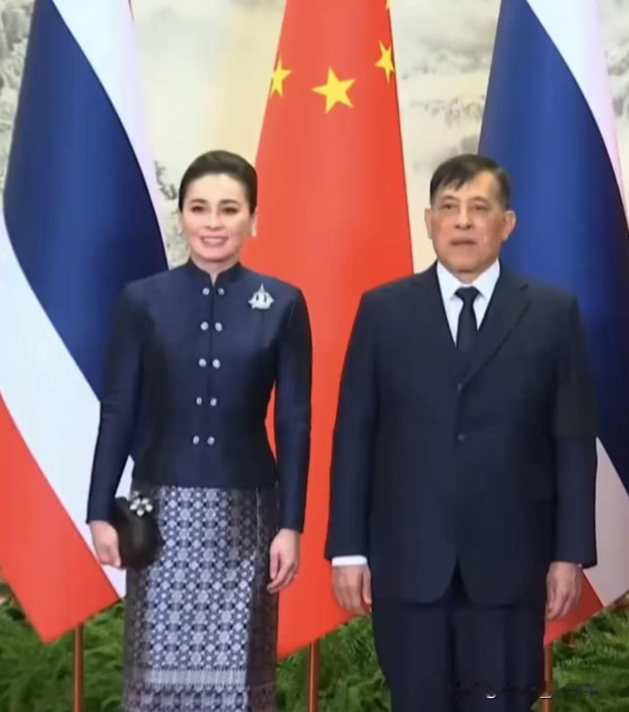 泰国国王来访华，结果我全程眼珠子都黏在皇后苏提达身上！一句话没说，光站着