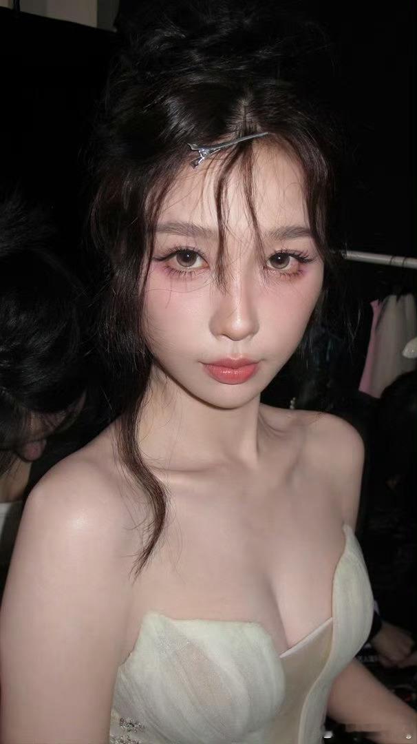 虞书欣这个妆造这套图真的好漂亮…神颜系列了…