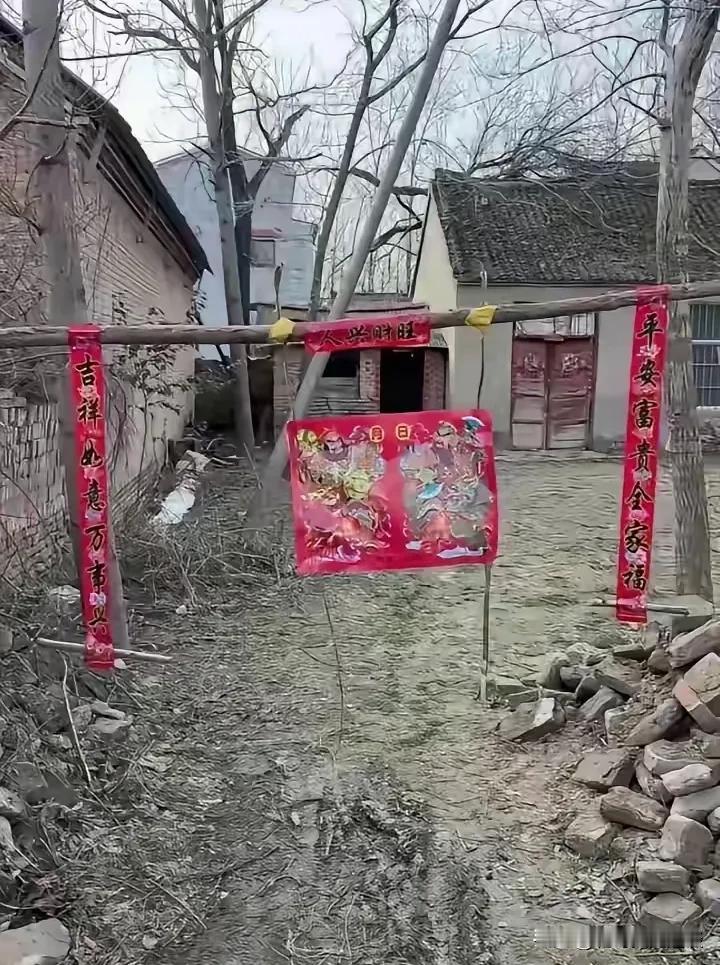 这就是我们对贴春联的执念。村里的邻居俩儿子都考上了大学，留在城里上班，老两口也都