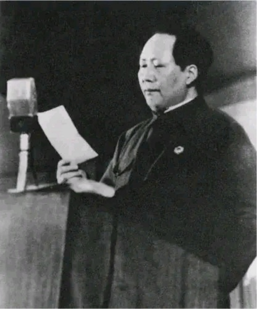 1950年，铁匠朱其升看到每家每户都挂毛主席像，悄悄对妻子说道：你说神奇不，毛主