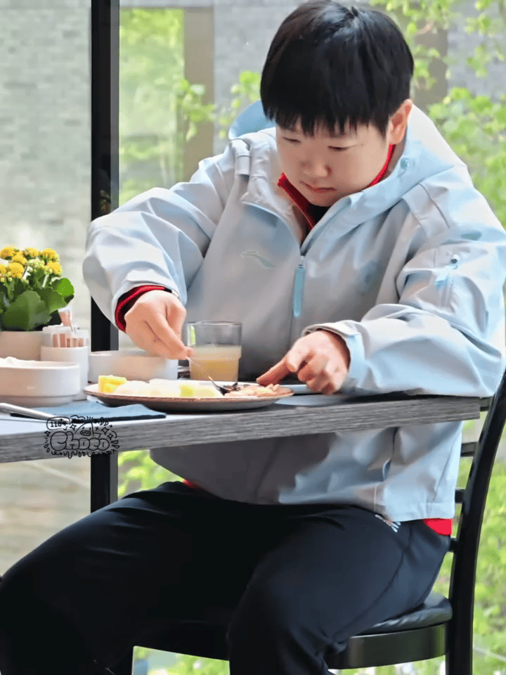 世乒赛期间孙颖莎吃饭的视频来了！球迷直呼这个小宝做什么都很认真很乖很可爱啊！