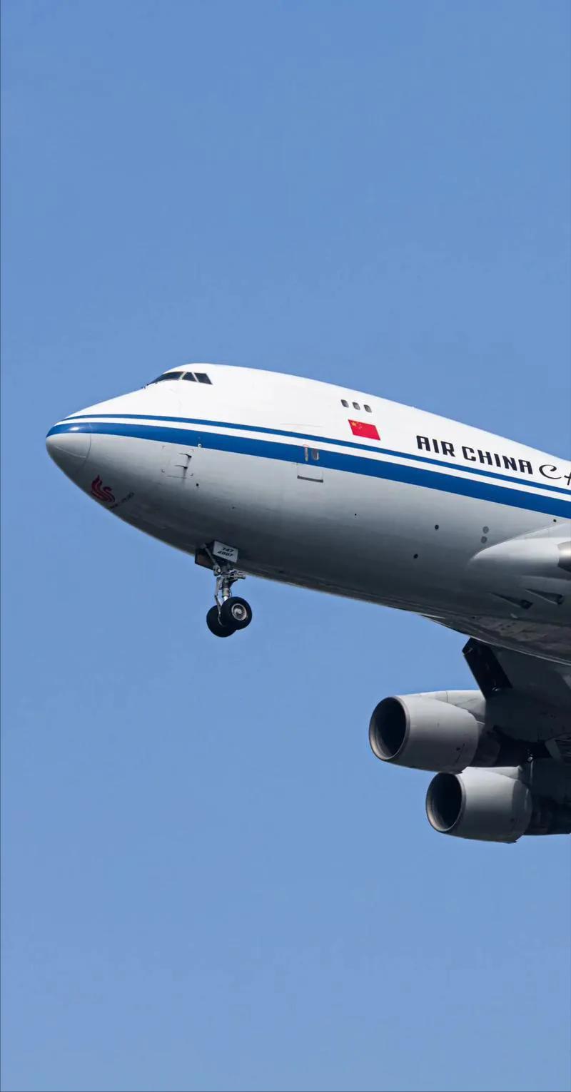 一架载着265人的国航波音777客机，8月26日从伦敦飞往北京途中突然遭遇惊魂时