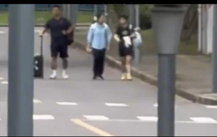 很多人都说错了，这个体能教练就是莎莎的体能教练，不是全队的体能教练！这个体能