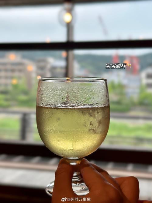 上联：有滋有味杯中酒，下联：无声无息夜半霜，下联：无牵无绊云外天。