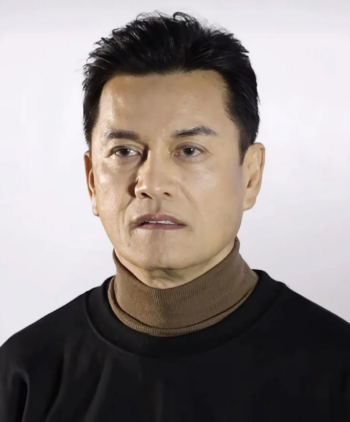 妈呀，看到吕良伟真实状态了！头发目测是真的，但70岁了黑色应该是染的。脸上皮