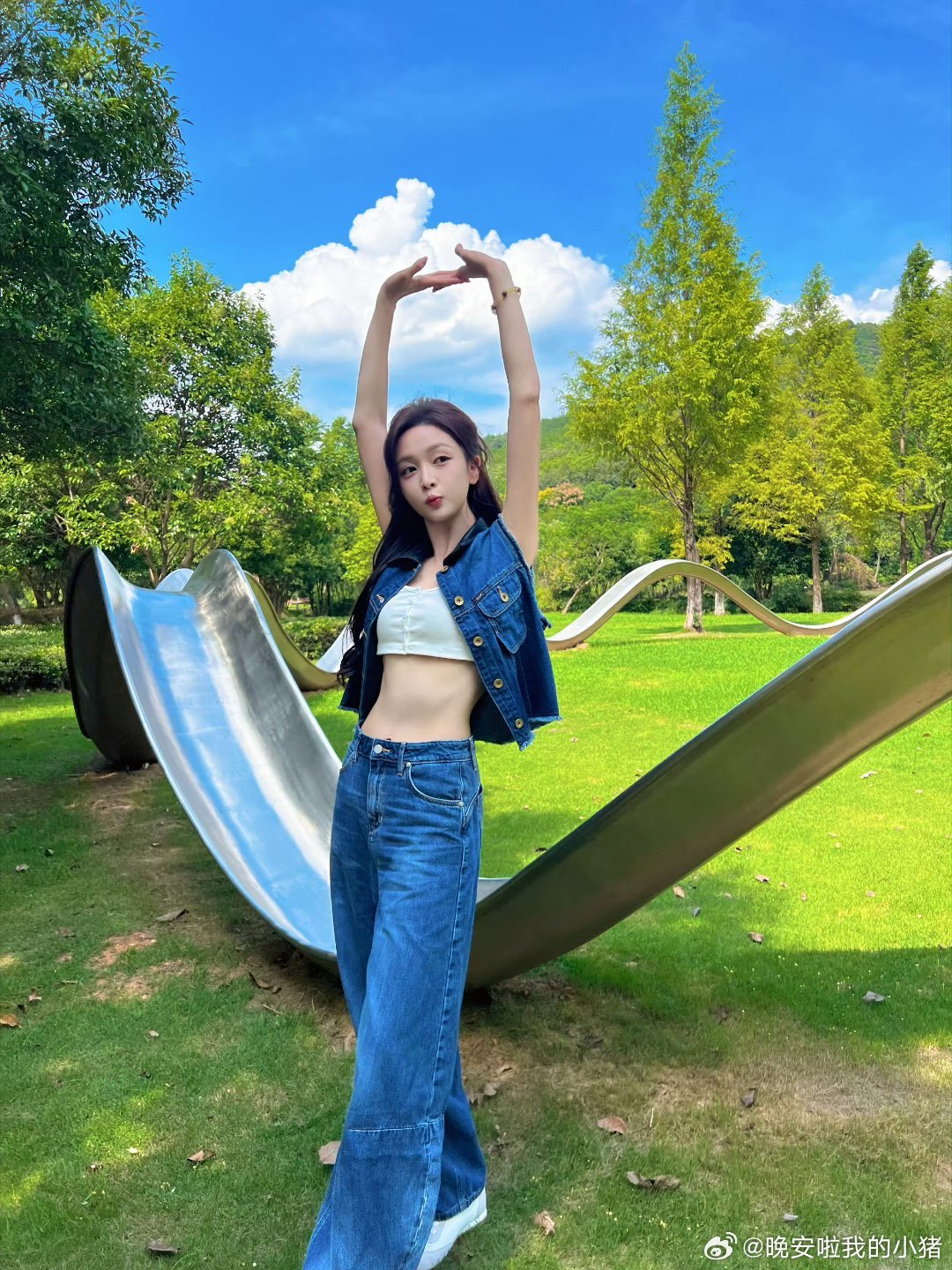 吴宣仪今日营业牛仔套装造型，大秀好身材​​​