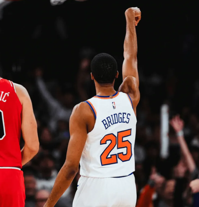 NBA常规赛，尼克斯128-116击败公牛。赛后尼克斯球员约什-哈特在接受记者