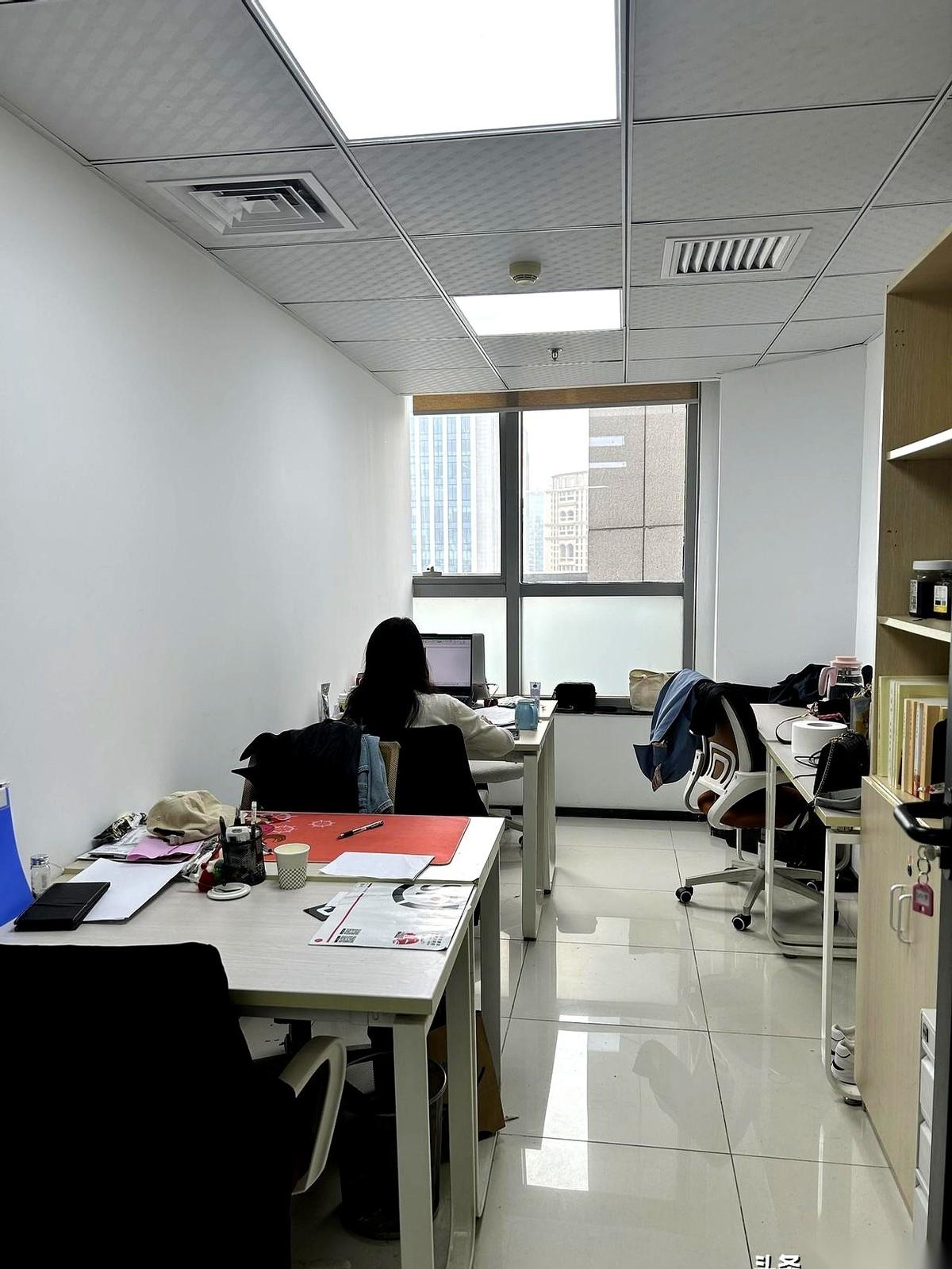 说好了不再要孩子，说好了把她儿子当亲生的。这才一年多点啊。今天看着我那同事，