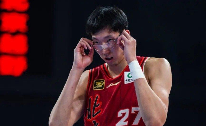 陈盈骏缺阵！北京85-91惜败广厦，这2位球员的表现不错！1.赵睿，北京后