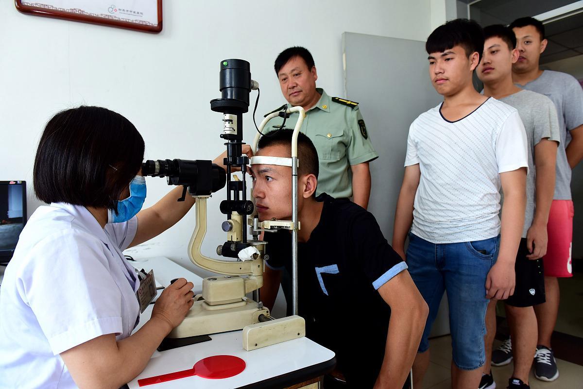 征兵办快坐不住了，十四亿人，怎么就招不着几个不戴眼镜的兵？ 这种落差很刺眼。