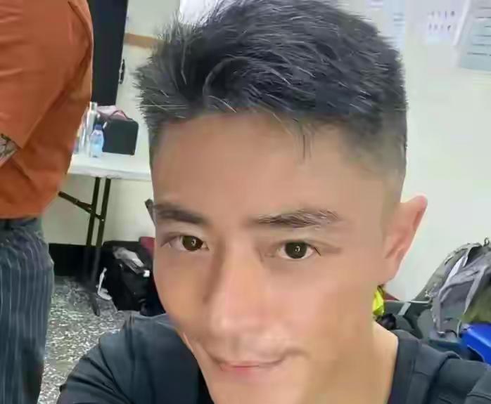 45岁霍建华无修近照流出，素颜状态太真实！[比心]近日有网友晒出霍建华的近照，
