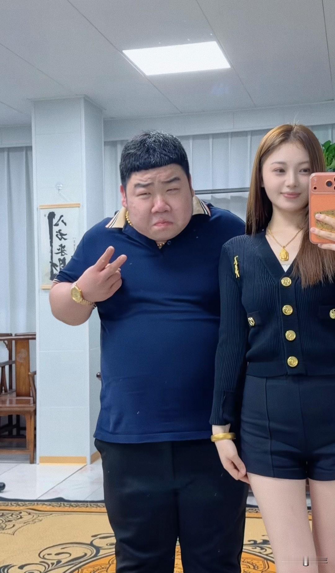 这两口子还是真搞笑的，大哥虽然算不上帅哥，但是看人家穿衣打扮开的车人家有实力啊！