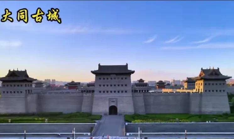 “太舒服了，大同呀”，山东大姐刚拉开车门咧着嘴吸了一口气大同凉爽的风高兴的说。