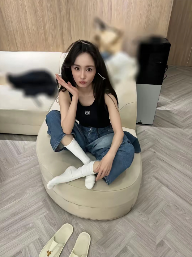 杨幂，167cm，脚上的白袜子很接地气啊！