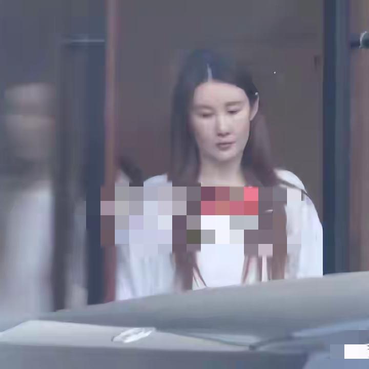 这回终于看清王宝强的现任冯清真实样貌了，简直和精修图判若两人，之前的印象一直