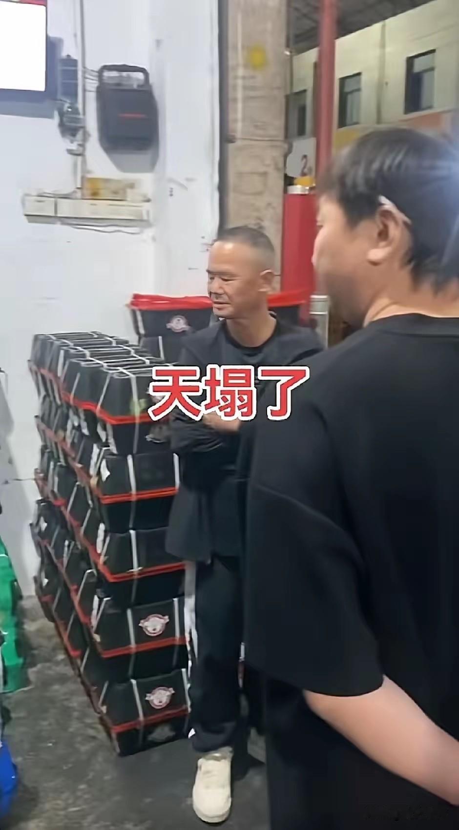 “这也太倒霉了！”5月17日报道，山东临沂，一男子准备乘坐电梯，经过拐角时没看清