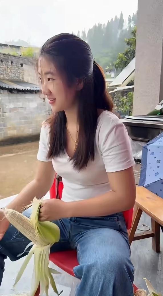 勤快的学生剥玉米。