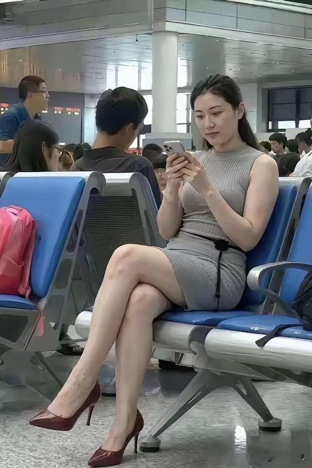 出差坐高铁，遇到这样一位气质女生，回头率好高哦，秋天了，难道不冷嘛
