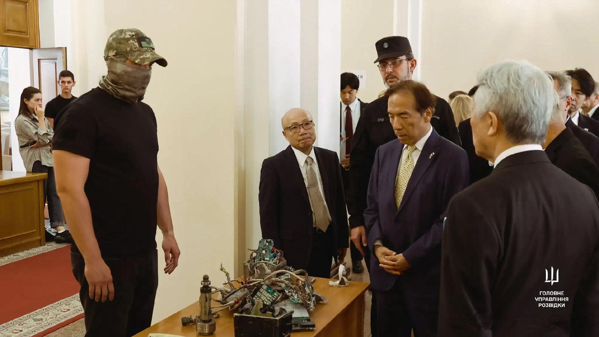 乌克兰国防情报部门向日本国会众议院议长展示了一枚朝鲜弹道导弹的残骸，该导弹由俄罗斯发射并袭击了基辅。