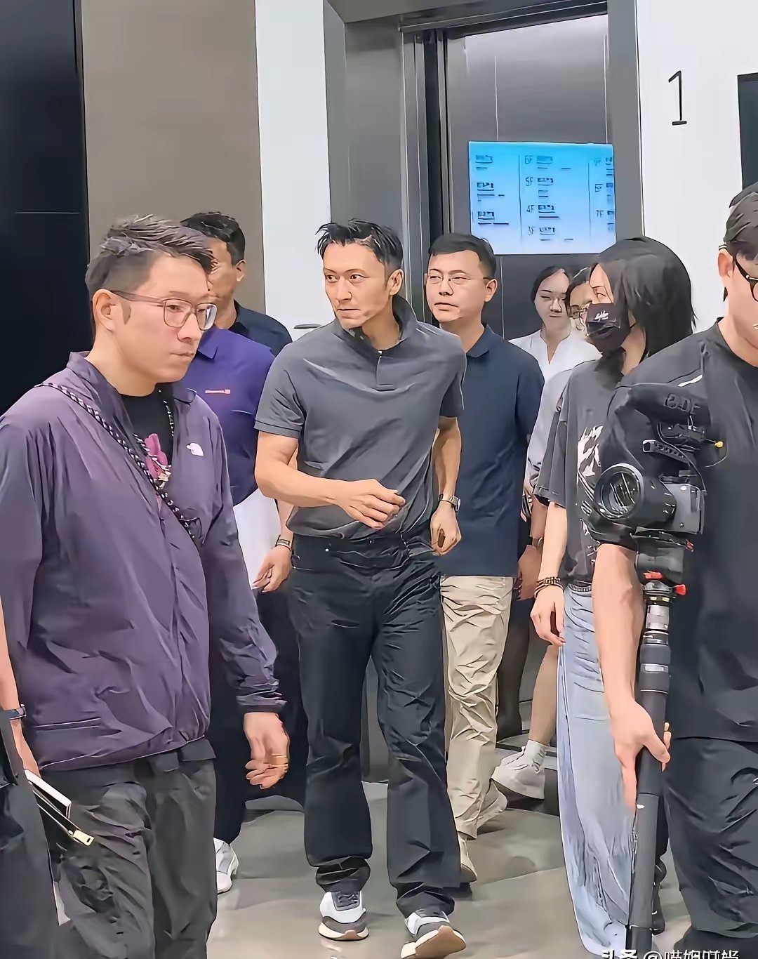 难怪王菲不再顾及谢霆锋的感受，频繁与男闺蜜公开亲密互动了！路人镜头下，谢霆锋已经老成这样了呀！​一张