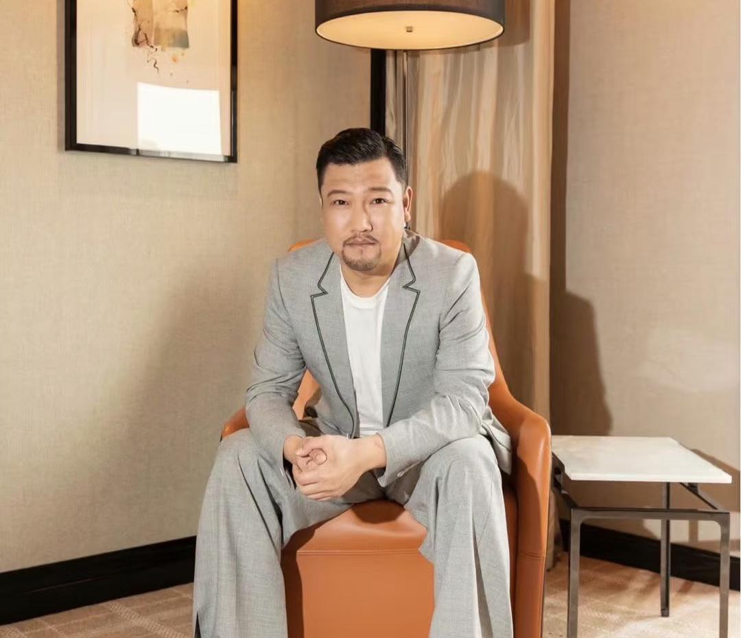 45岁的贾冰，真的给所有男人上了一课，无论自己多胖，多丑，也一定要记得少吃，