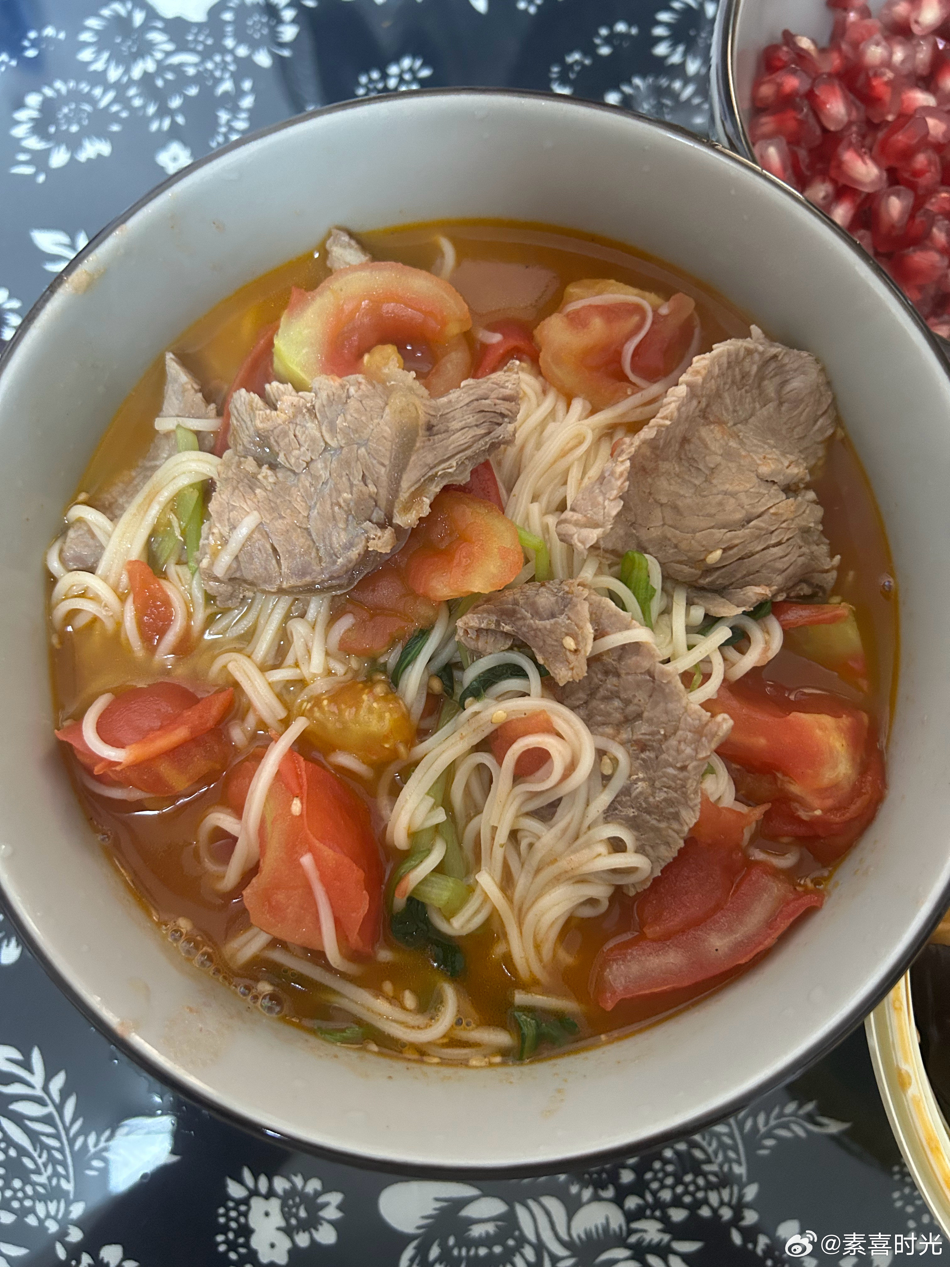 我给娃做的西红柿汤面🍜那天我在地铁站旁边兰州拉面点一份28的红烧牛肉土豆饭，就2片牛肉，一点点土豆