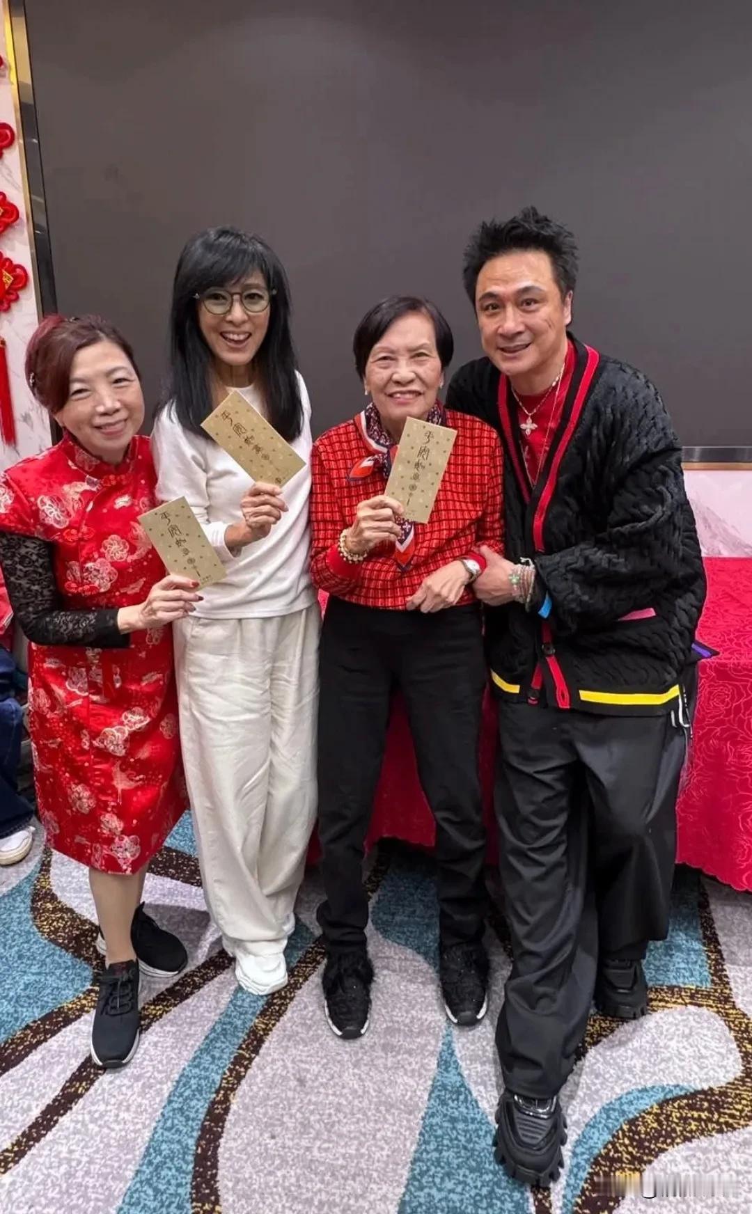 港星米雪和余慕莲、吴镇宇聚会，羡慕她这发量啊，状态好到惊人！71岁的米雪，穿着