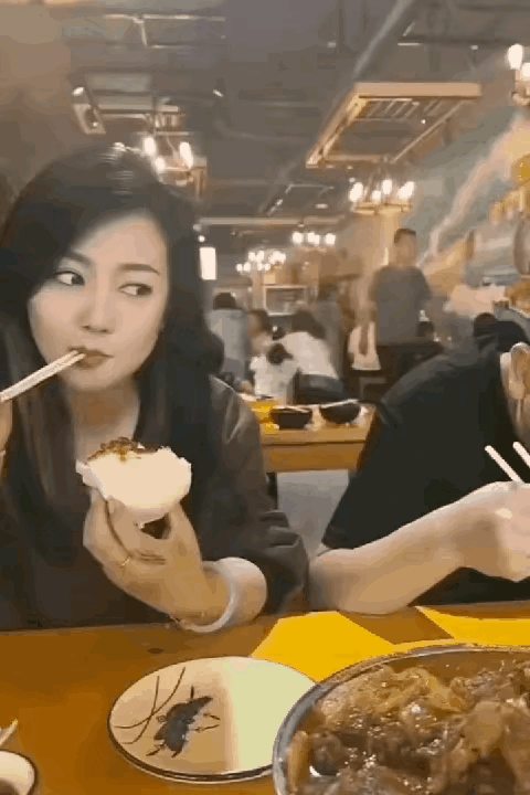 男脚用🦶碰到女的，女的回了个媚眼，这就是所谓的眉目传情，你猜，美女说了句什么话