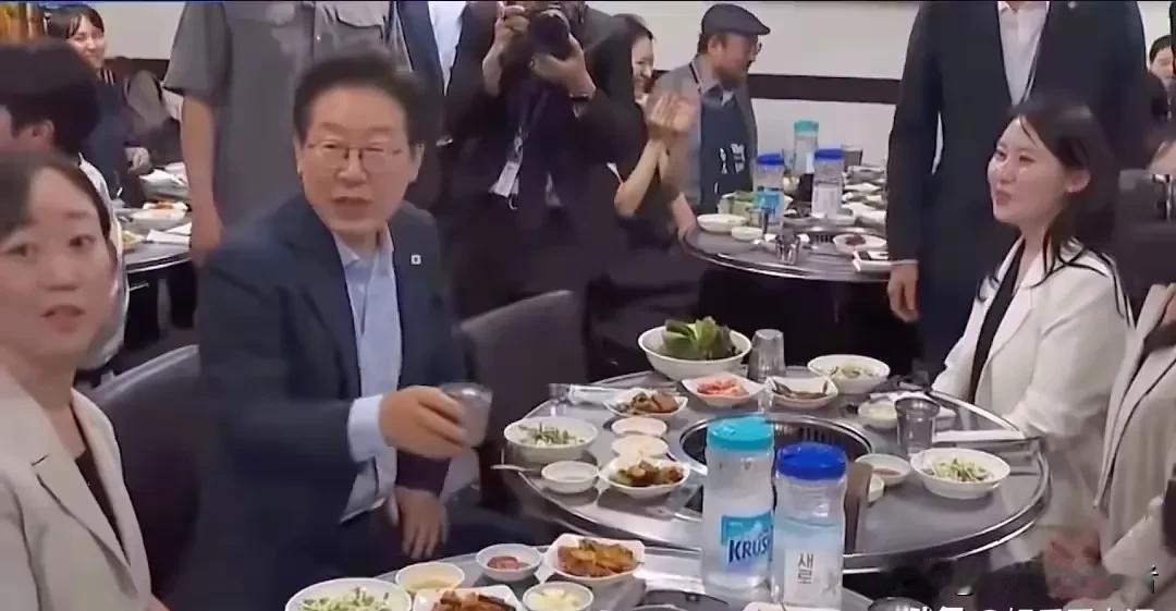李在明下班和同事们吃烤肉，竟然亲自给女同事倒酒，不得不说韩国人吃饭，不管吃烤肉，