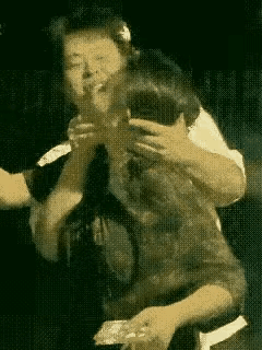 前两天听说商业街出事了。两个人排队时吵上了，小伙子突然冲过去亲大妈脸。大妈挺反感