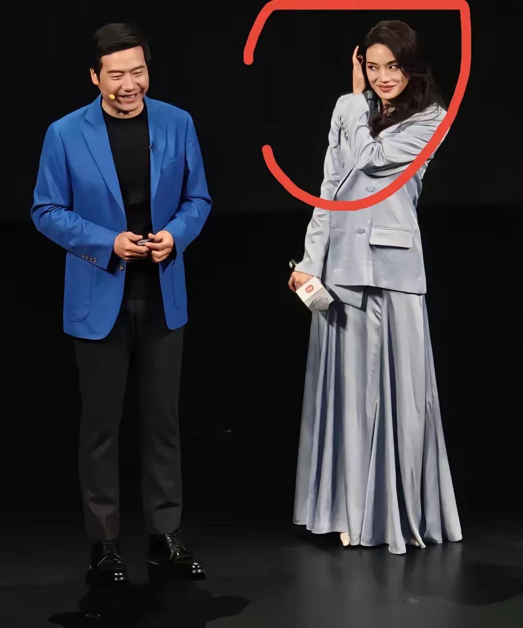 舒淇看雷军的眼神上热搜，闺蜜一句话点破：这才是成年人最高级的默契小米发布会上