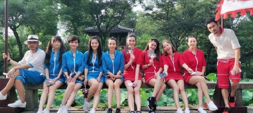 莫文蔚的腿可不是开玩笑的，连超模奚梦瑶坐在她旁边腿都被比下去了。