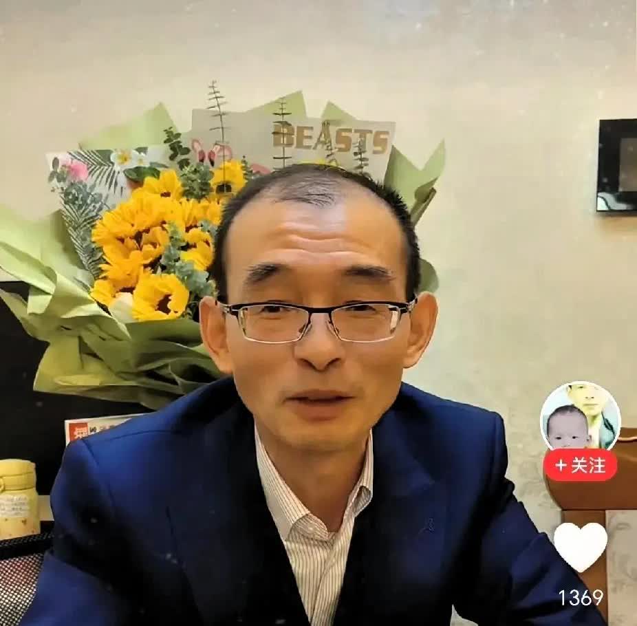 谢浩男爸爸看着儿子眼神拉丝。他又透露了谢浩男一个秘密。让人感叹基因的强大。他说谢