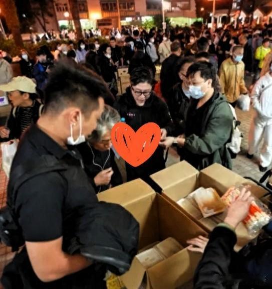 我一直以为李嘉诚捐款8000万已经是最大数额的捐款了，没想到竟然还有一个隐形的慈