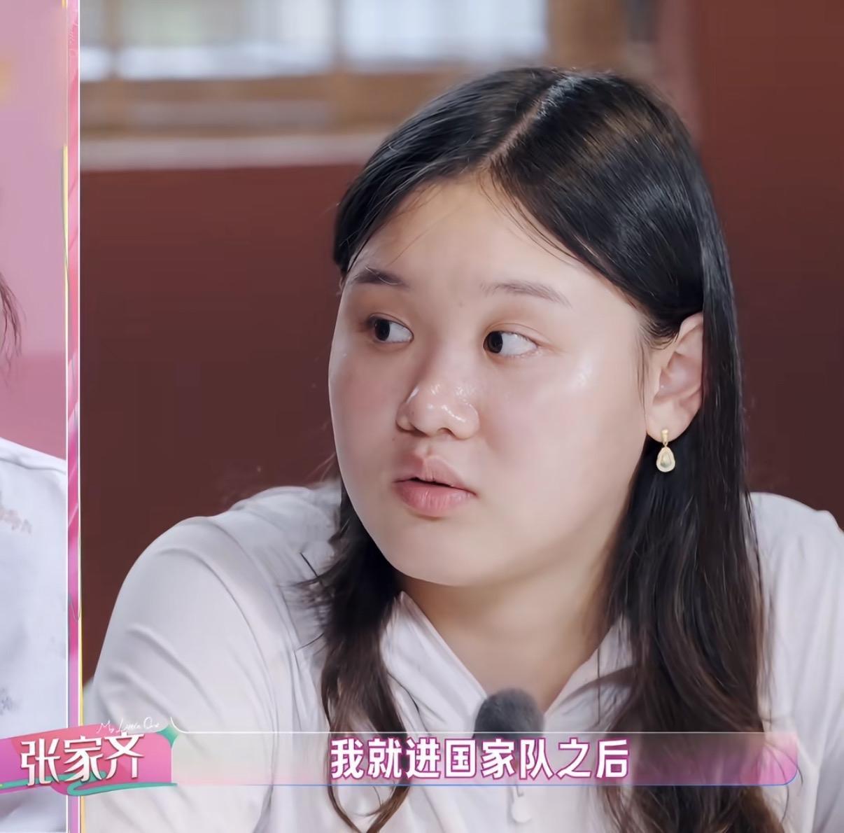 不是说张家齐在国家队就养的很好，而是相比较在她妈妈身边，她妈妈打压式的教育方式，