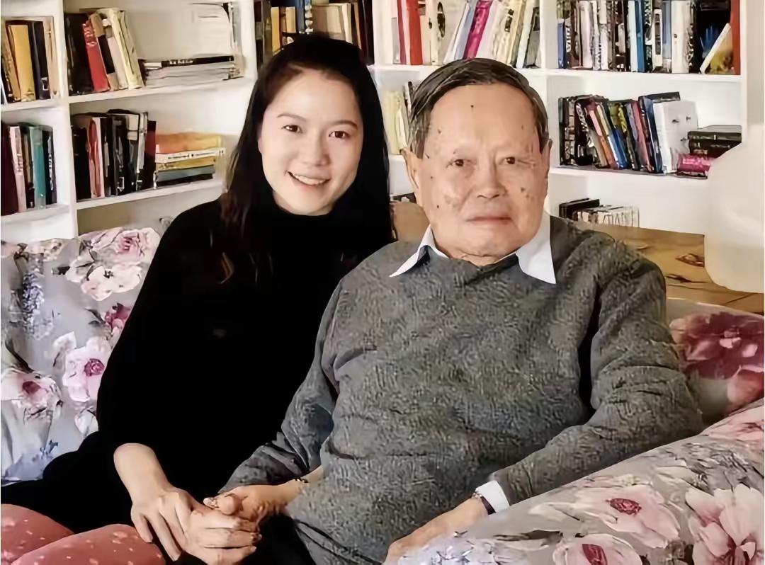 杨振宁院士，2004年跟翁帆结婚～那一年，杨老82岁，翁小姐28岁！很多人一