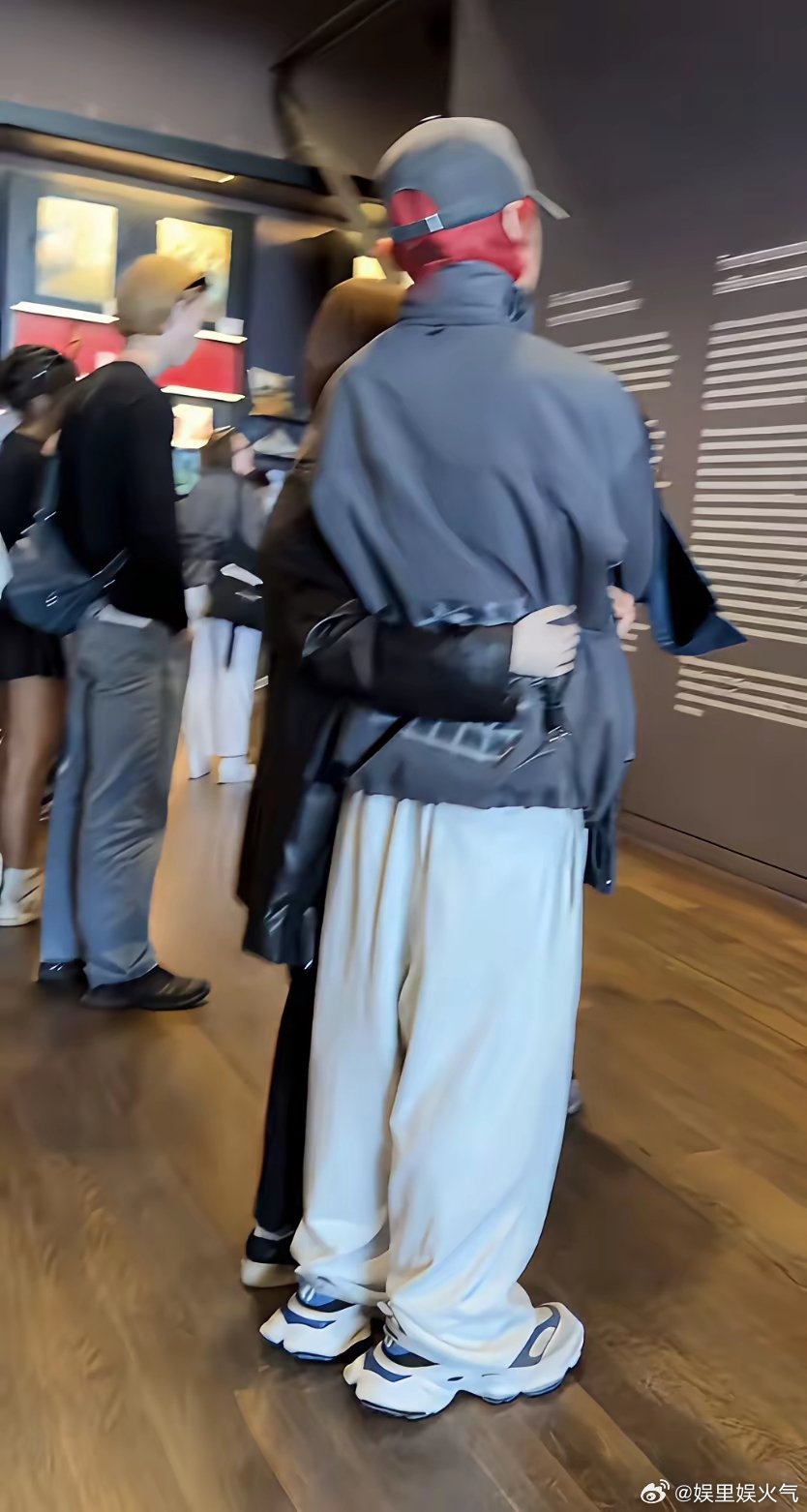 李荣浩夫妇现身法国奥塞博物馆，杨丞琳本人很瘦很矮，看着也就1米5，看展时抱着李荣