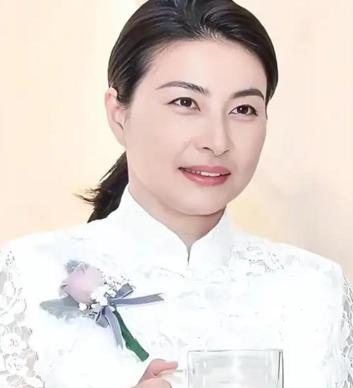 郭晶晶，河北省保定市人，中国国家跳水队原运动员，奥运会冠军，国际泳联跳水技术委员