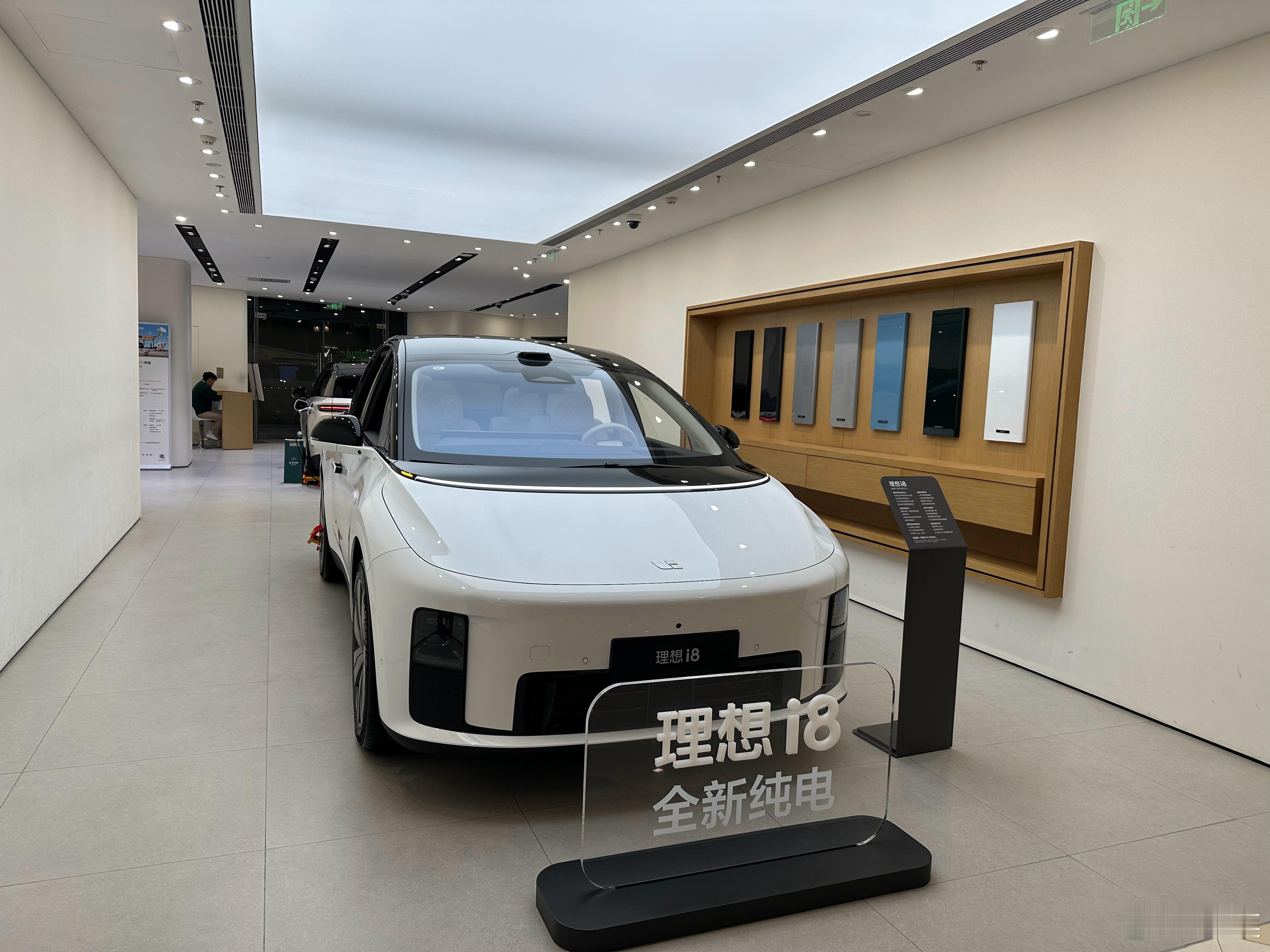 路过理想门店，发现店里的四辆车已经变成3个纯电，一个增程了。理想i6理想l9​