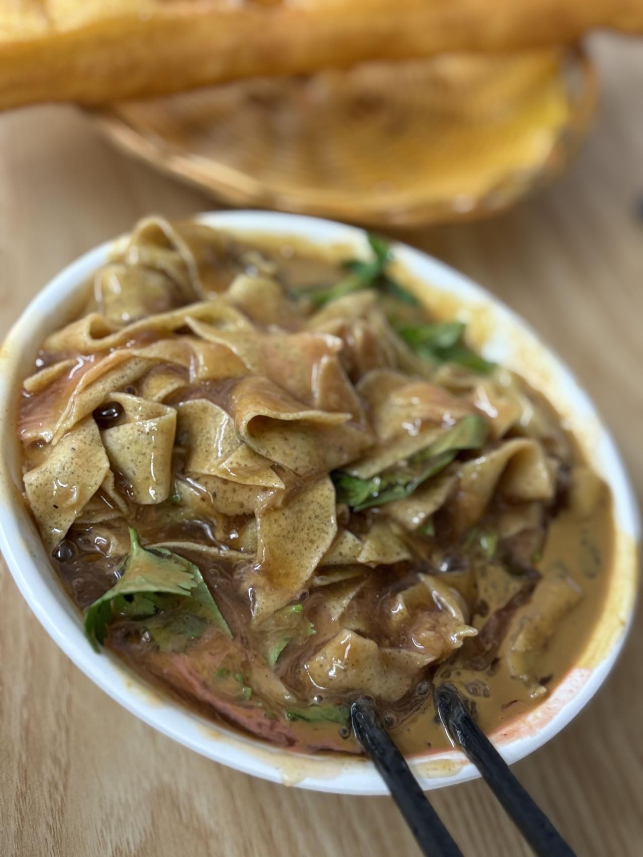 再次解锁天津嘎巴菜，我又有了新的认识，我猜嘎巴菜应该是山东煎饼+北京炒肝儿的产物