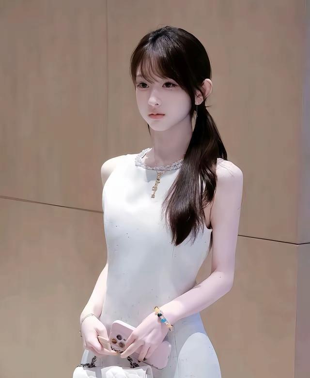 有些女生在感情里地位高，纯粹是因为手里捏着“生育权”和“亲密开关”这两张底牌。